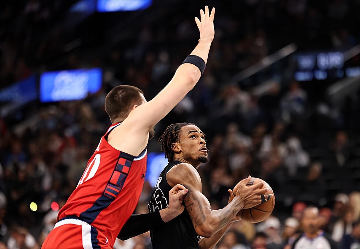 半岛体育APP-被快船各种打爆！篮网先发中锋近段时间的状态实在是太不稳定了？