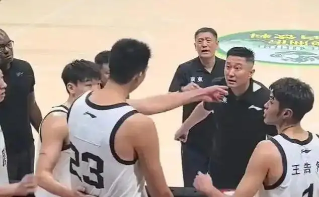 半岛体育-离开杜锋1年,徐昕斩获5项荣誉、3数据联盟前2!球迷:陈家政快走